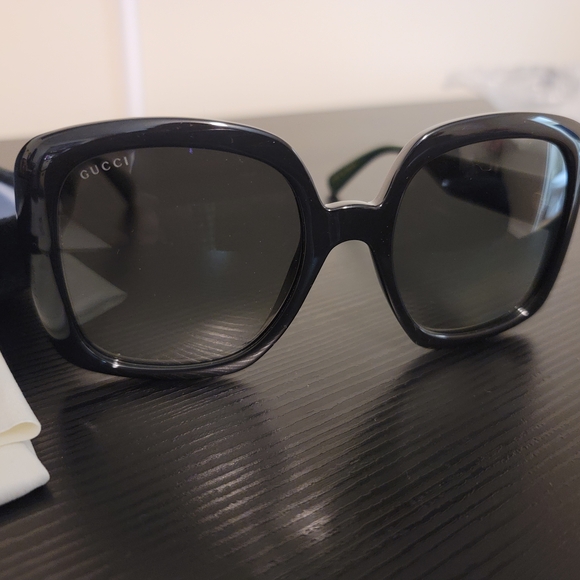 Gucci Glossy Black Oversized Sunglasses - Picture 1 of 6
